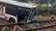 Autobus v Karlových Varech sjel z pětimetrového náspu do kolejiště