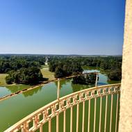 Nejvyšší patro vyhlídky má už jen oprýskané kovové zábradlí, z pohledu dolů se leckomu může zatočit hlava.