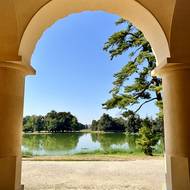 U mešity se nachází lavičky, kde si ve stínu můžete vychutnat výhled.