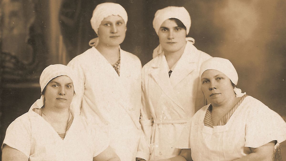 Absolventky kurzu porodních asistentek v Košicích 1932. Dvacetiletá Sojka stojí vpravo.