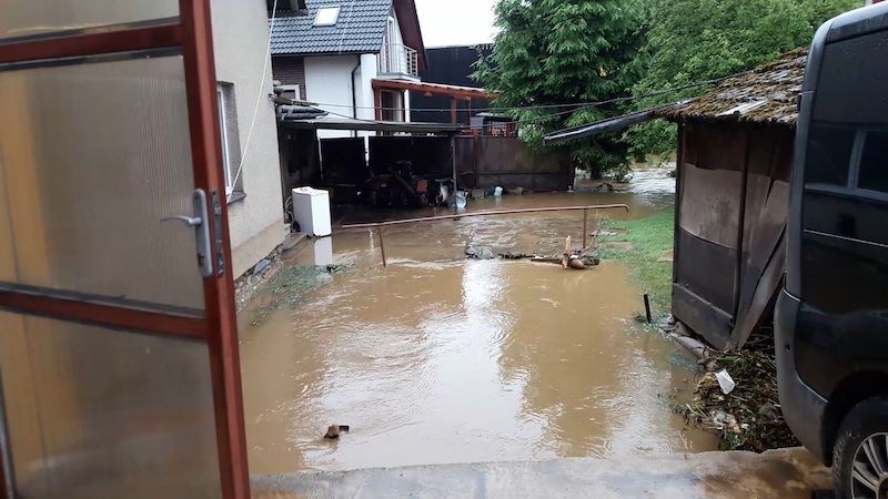 Zatopený přejezd, sklepy pod vodou: Silné deště zasáhly Šumavu a Plzeňský kraj