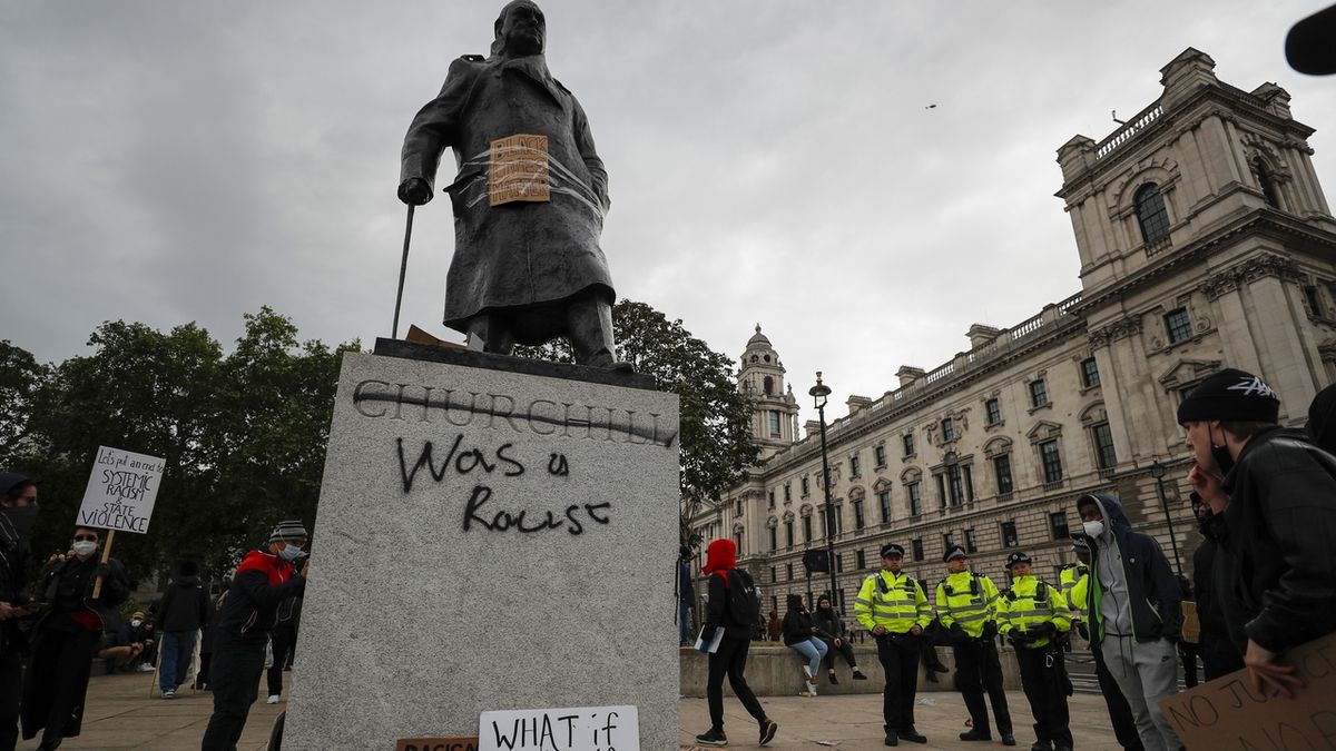 Poškozená socha Winstona Churchilla v Londýně