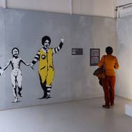 Z pražské výstavy Banksyho.