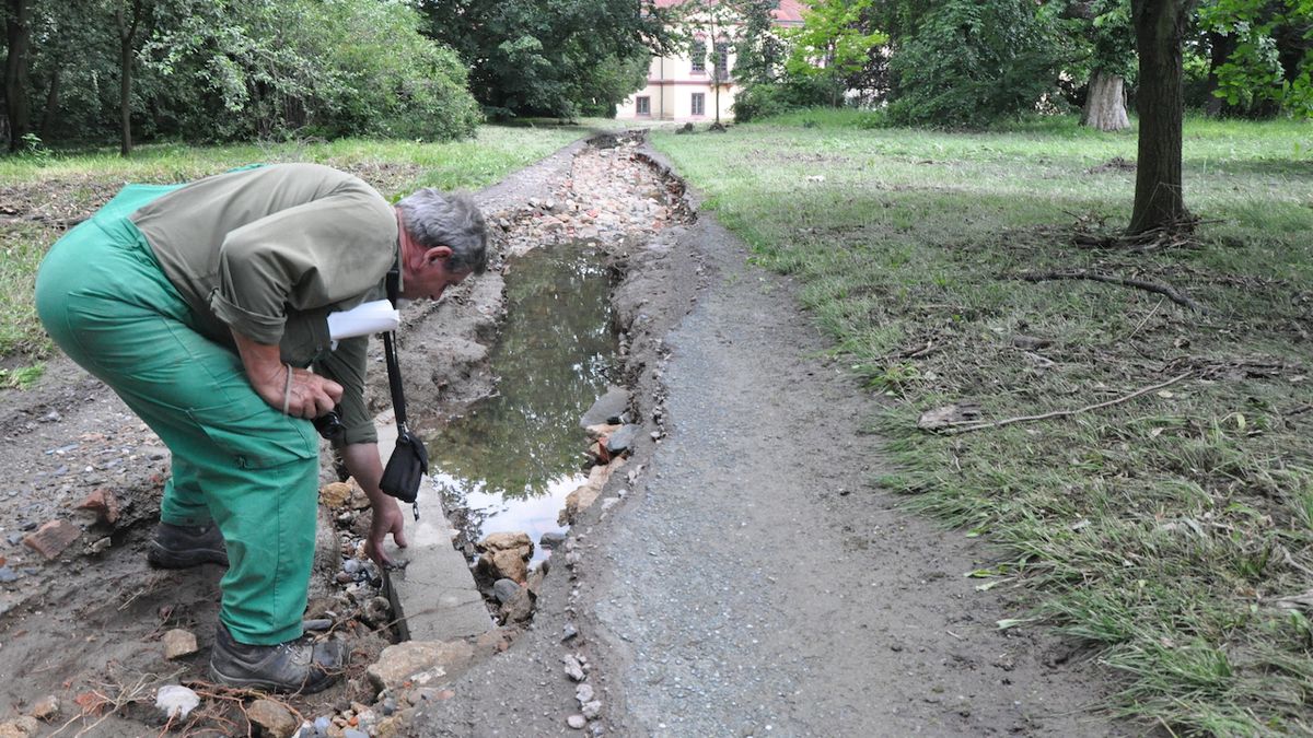 Voda si našla směr, když vyrvala asfalt z jedné z cest v heřmanovském zámeckém parku.