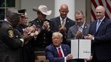 Trump podepsal reformy policie, nebude smět používat škrticí chvaty 