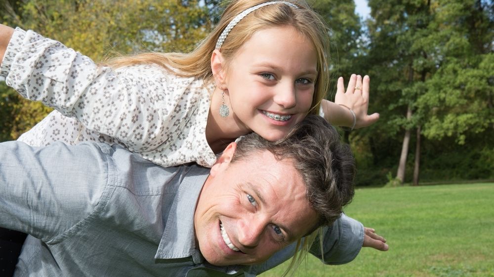 Čím silnější a pevnější je vztah mezi dcerou a otcem, tím více se to odráží i na sebeúctě dívky.