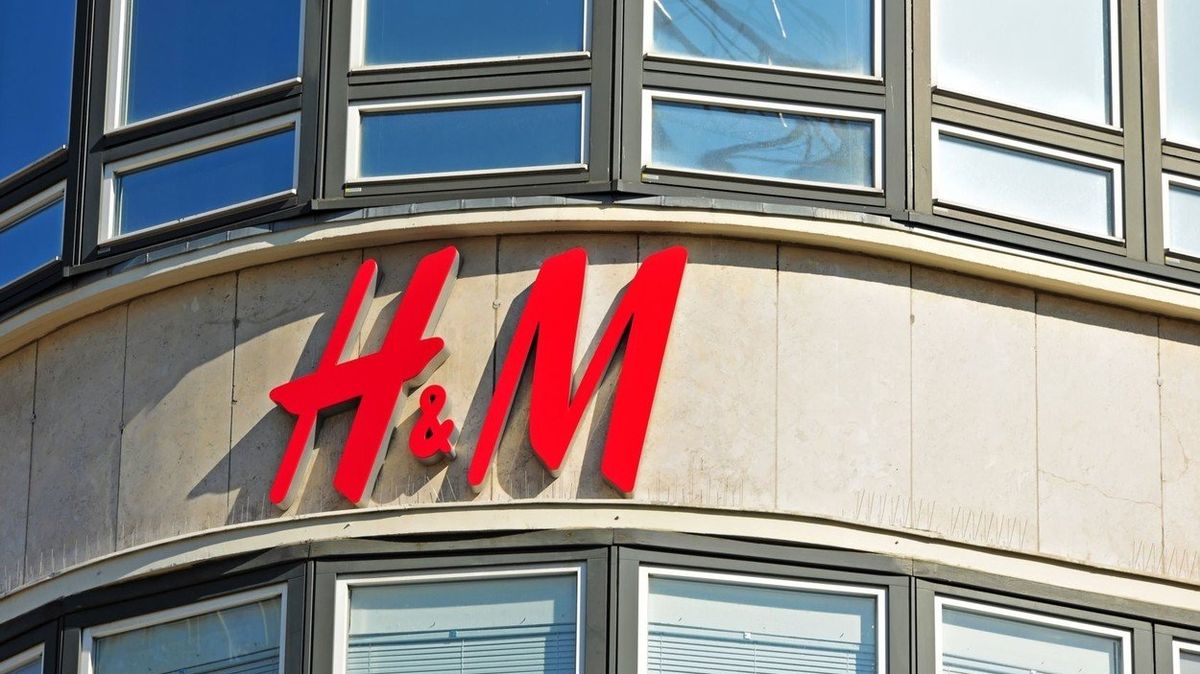 Řetězec H&M se po více než deseti letech propadl do ztráty.