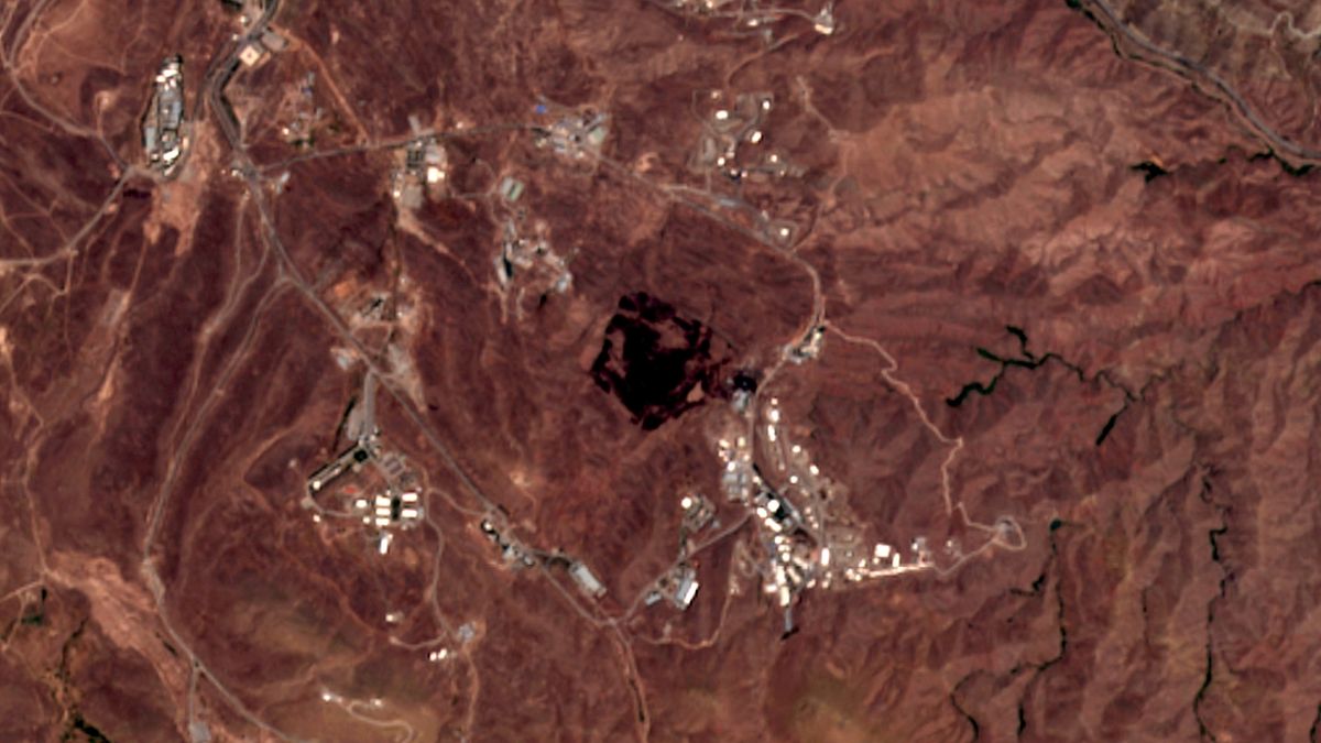 Snímek místa exploze v Íránu pořízený satelitem ESA