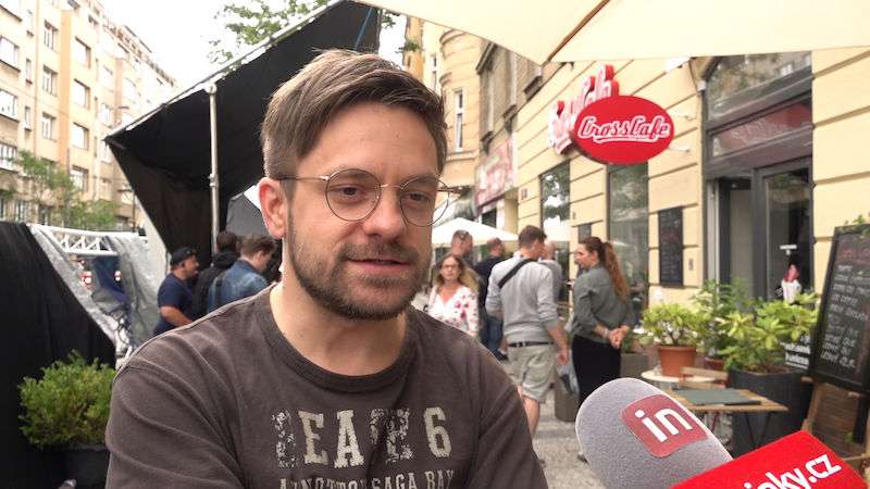 Jiri Madl Toci Novou Komedii A Pripravuje Se Na Rezii Filmu O Ceskoslovenskem Rozhlase Stream