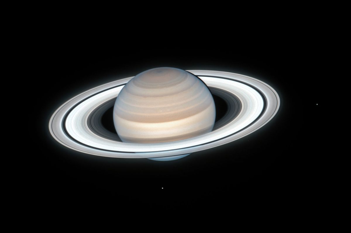 Hubbleův teleskop pořídil 4. července tento působivý snímek Saturnu.