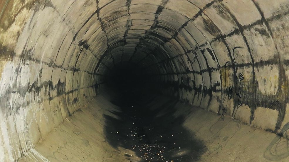 Levý tunel zůstane suchý, do pravého už proudí náhonem voda z řeky Klabavy.