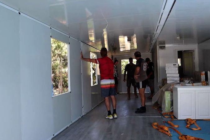 BEZ KOMENTÁŘE: Australan si pořídil rozkládací dům sbalený do velikosti přepravního kontejneru