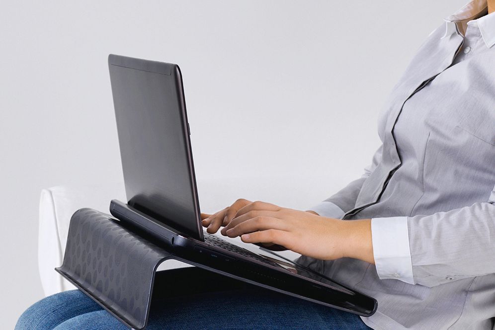 Podpěra na laptop Bräda drží zařízení v lepším úhlu na klíně i na pracovní desce. Gumové pásky ho fixují na místě. Hodí se na on-line schůzky či krátkodobé psaní. Rozměr 42 x 31 cm za 129 Kč
