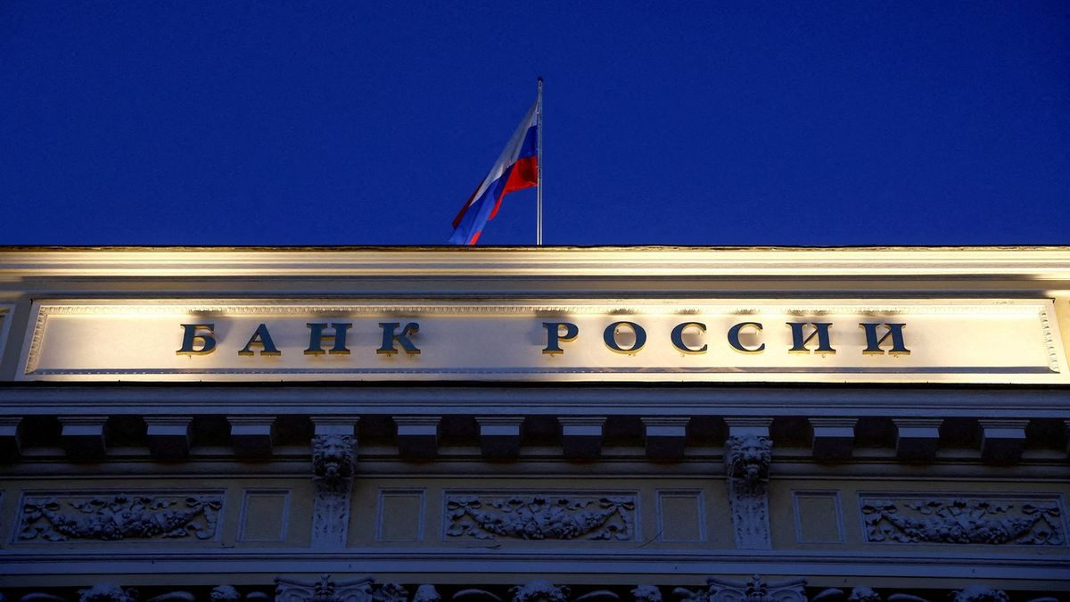 Ruská centrální banka překvapivě snížila základní úrok na osm procent