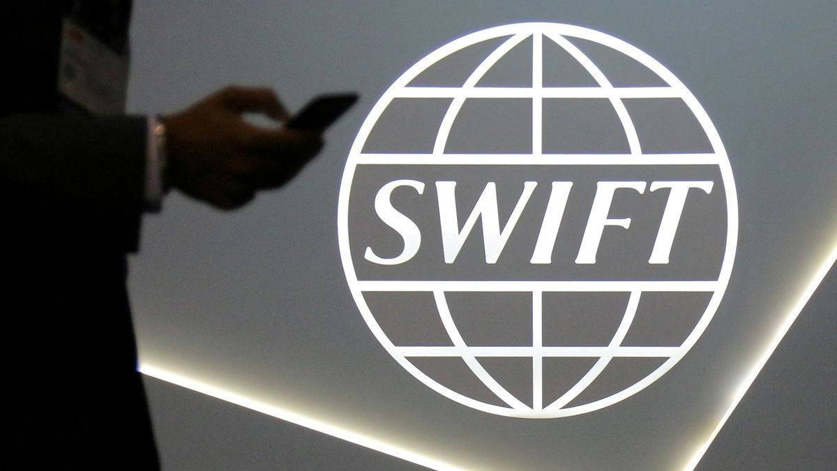 Odstřižení od SWIFT jen pro sedm bank? Česko bude chtít další sankce, řekl Fiala