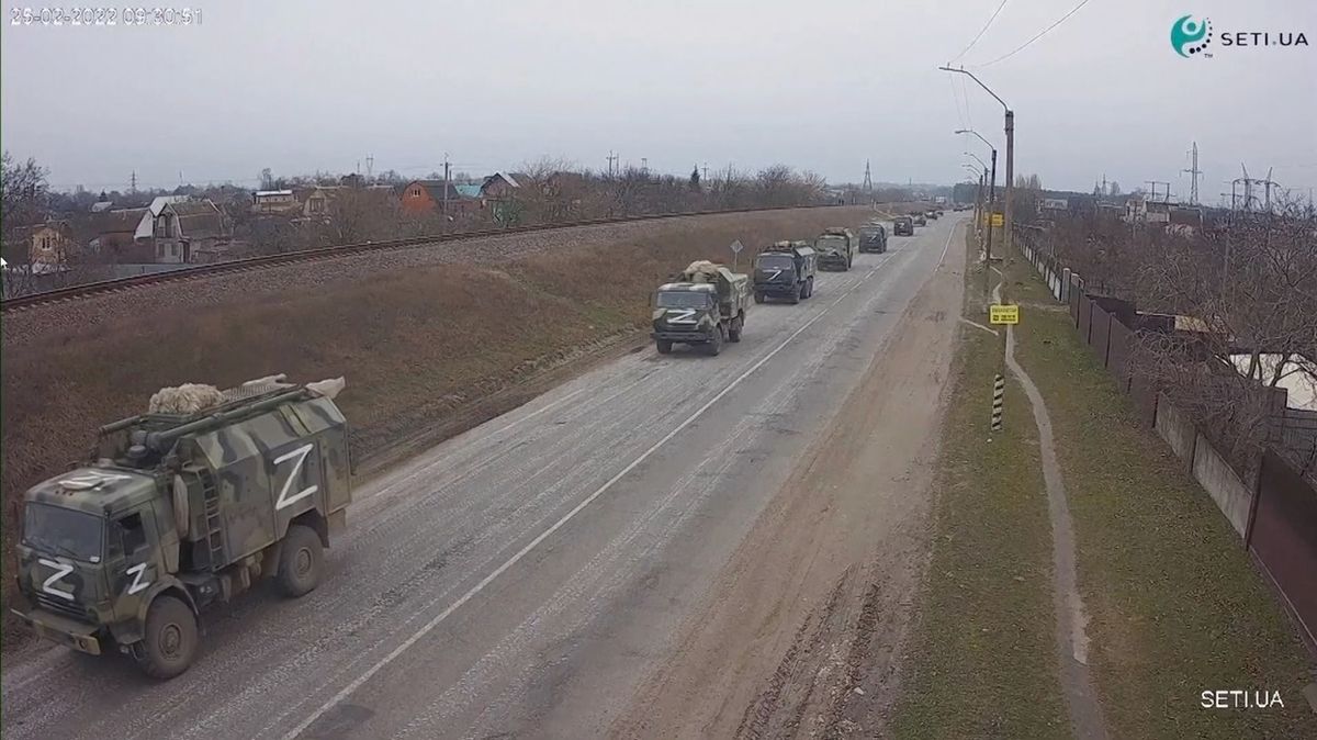 Ruský konvoj 25. února v Chersonské oblasti. Postup ruských vojsk není tak rychlý, jak Putin předpokládal.
