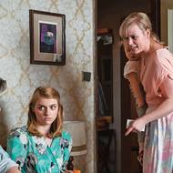 V seriálu Devadesátky ztvárnila manželku (vpravo) vyšetřovatele Kozáka (Kryštof Bartoš, na snímku). Ve scéně s prostitutkou Janou v podání Štěpánky Fingerhutové.