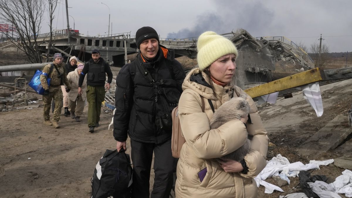 Ukrajina obvinila ruské síly z útoku na humanitární konvoj, hlásí sedm mrtvých