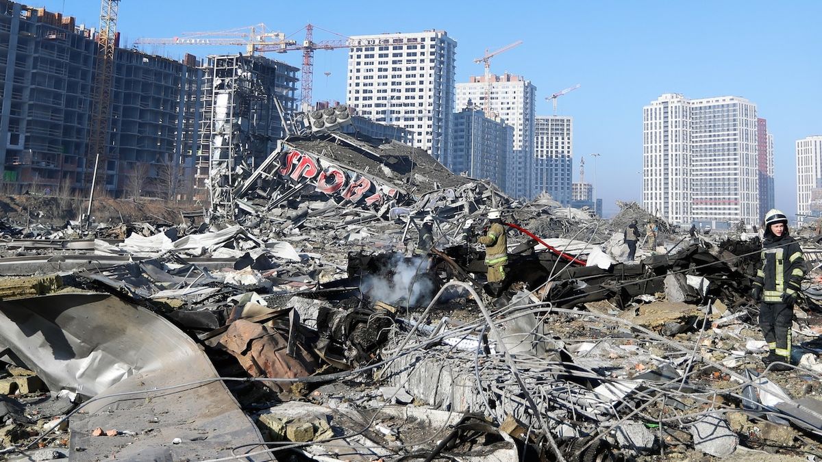 Hasiči zasahují u vybombardovaného kyjevského obchodního centra