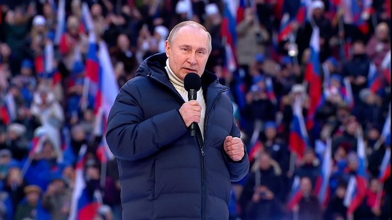 Putin v přímém přenosu chválil ruské vojáky, státní televize ho uťala