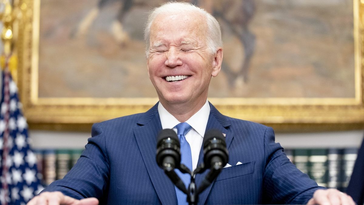 Biden podepsal zákon, jenž umožní rychlejší dodávky zbraní Ukrajině