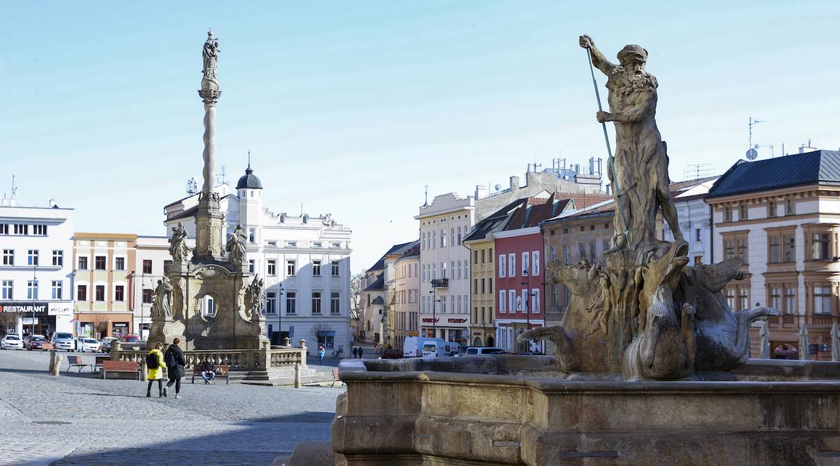 Dolní náměstí, vzadu Mariánský sloup, v popředí Neptunova kašna 