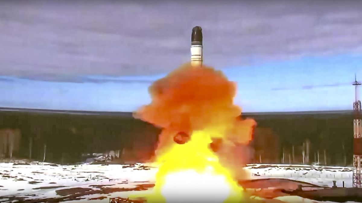Rusko zkoušelo raketu Sarmat, když byl Biden v Kyjevě. Test zjevně selhal