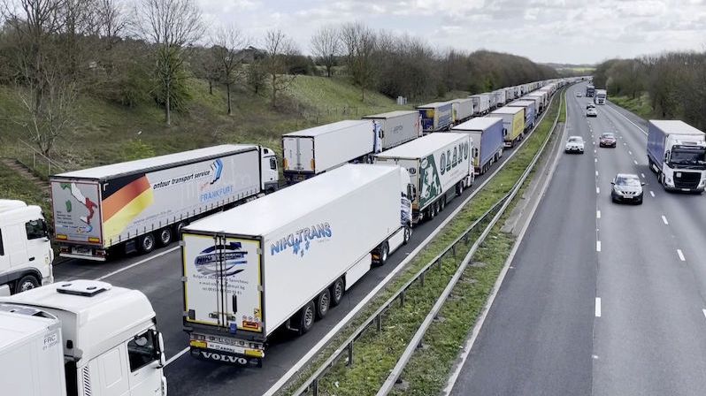 Trajekty přes La Manche neplují, u Doveru se vytvořila 40kilometrová kolona kamionů