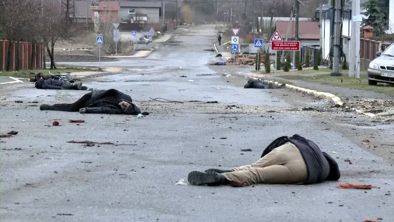 Mrtvá těla civilistů v ulicích města.