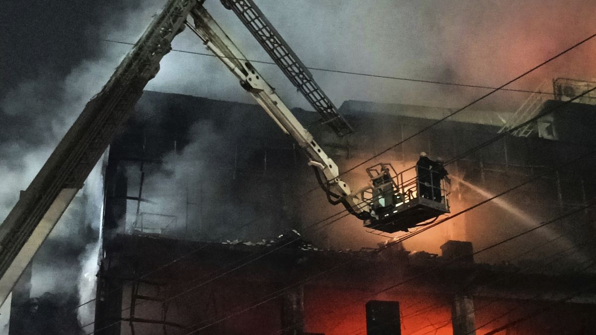 Tragický požár obchodního domu v Dillí: zemřelo 27 lidí