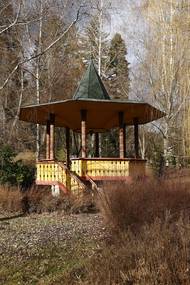 ...mineme po pravé straně Kurkovičův Hudební pavilon, který dnes slouží jako altán.