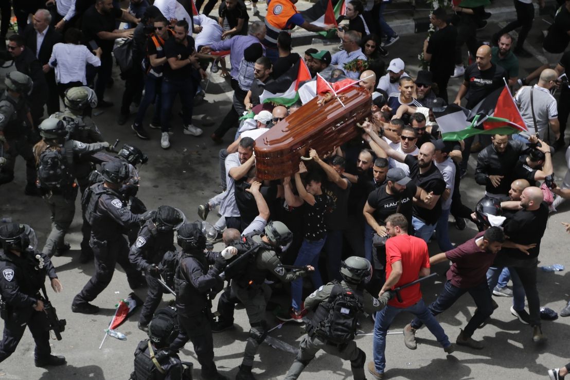 Brutální zásah izraelských policistů proti smutečnímu davu