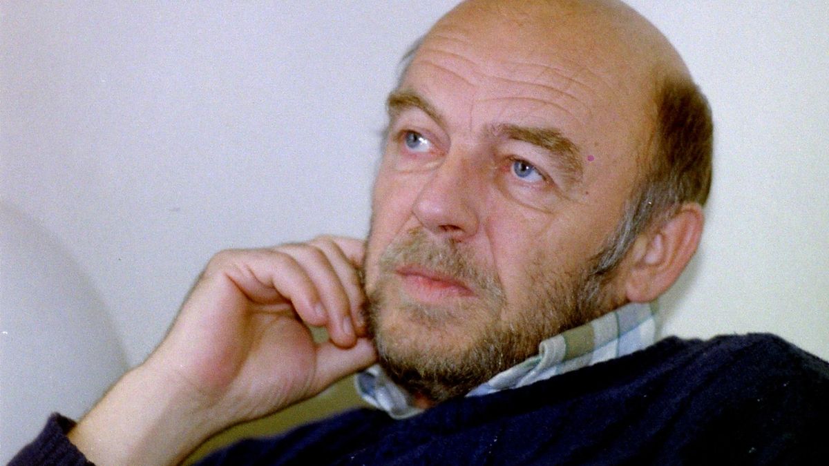 Zemřel spisovatel, scenárista a politik Jan Kostrhun