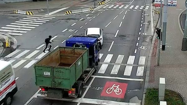 Žena přebíhala silnici v Praze na červenou. Smetla ji dodávka