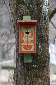 Budky často zdobí lidové motivy.