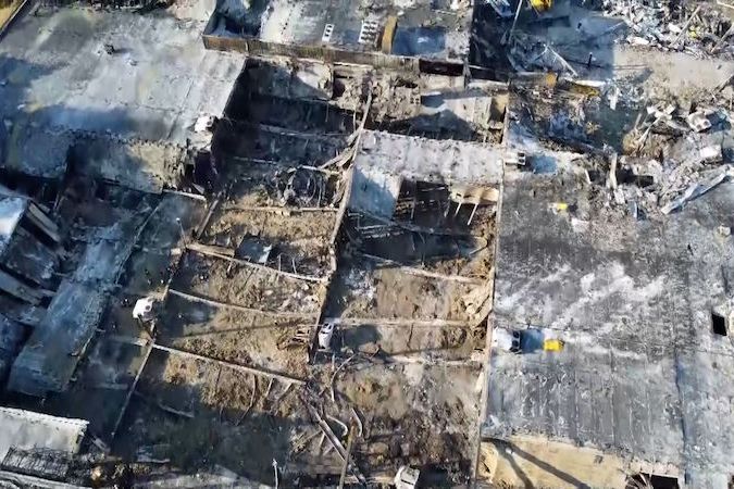 Letecké snímky nákupního centra v Kremenčuku zasaženého ruskou raketou