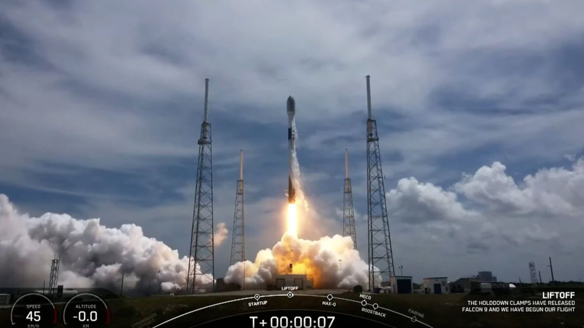 Start rakety Falcon 9, která vynesla do vesmíru českou družici Planetum-1.