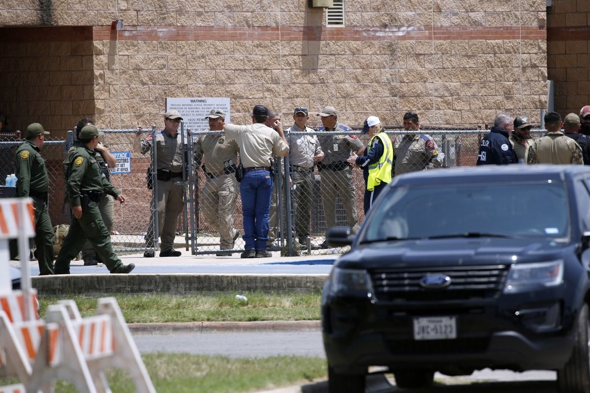 Policisté u základní školy, kde střelec zabil dva studenty