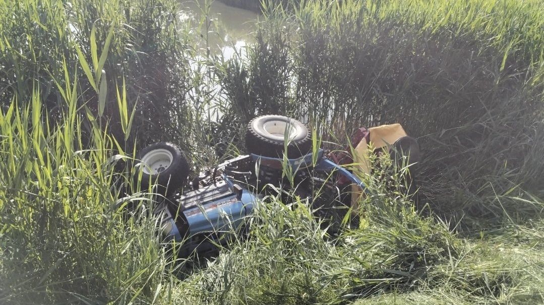 Traktor se na Šumpersku převrátil do rybníka. Zaklíněného řidiče zachraňovali hasiči