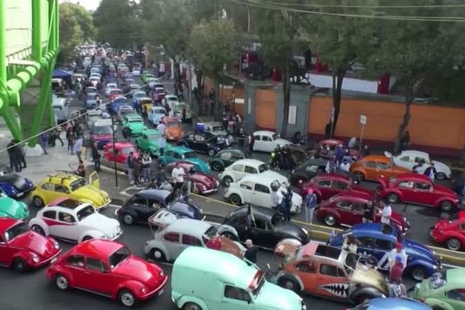 BEZ KOMENTÁŘE: Mexikem a Bolívií projely průvody Volkswagenů Brouk