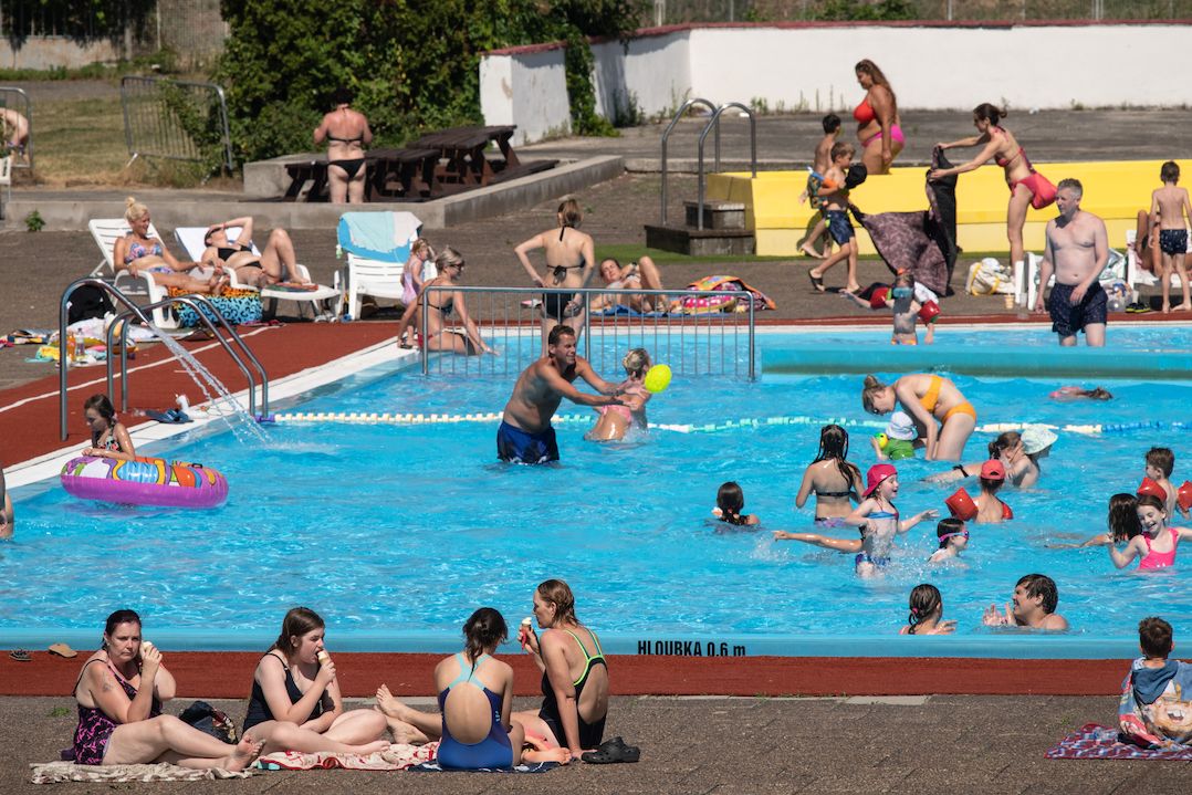 Lidé si užívají krásného počasí u dětského bazénu na Slavii. Ve všední den je zde okolo tisíce lidí, minulou neděli jich zde bylo podle provozovatele tři a půl tisíce.