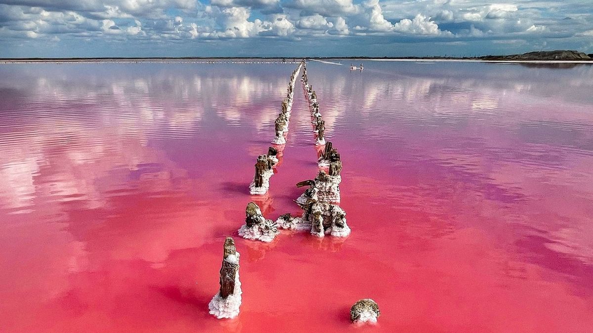 FOTO: Růžové jezero vypadá toxicky, barvu mu však dávají řasy