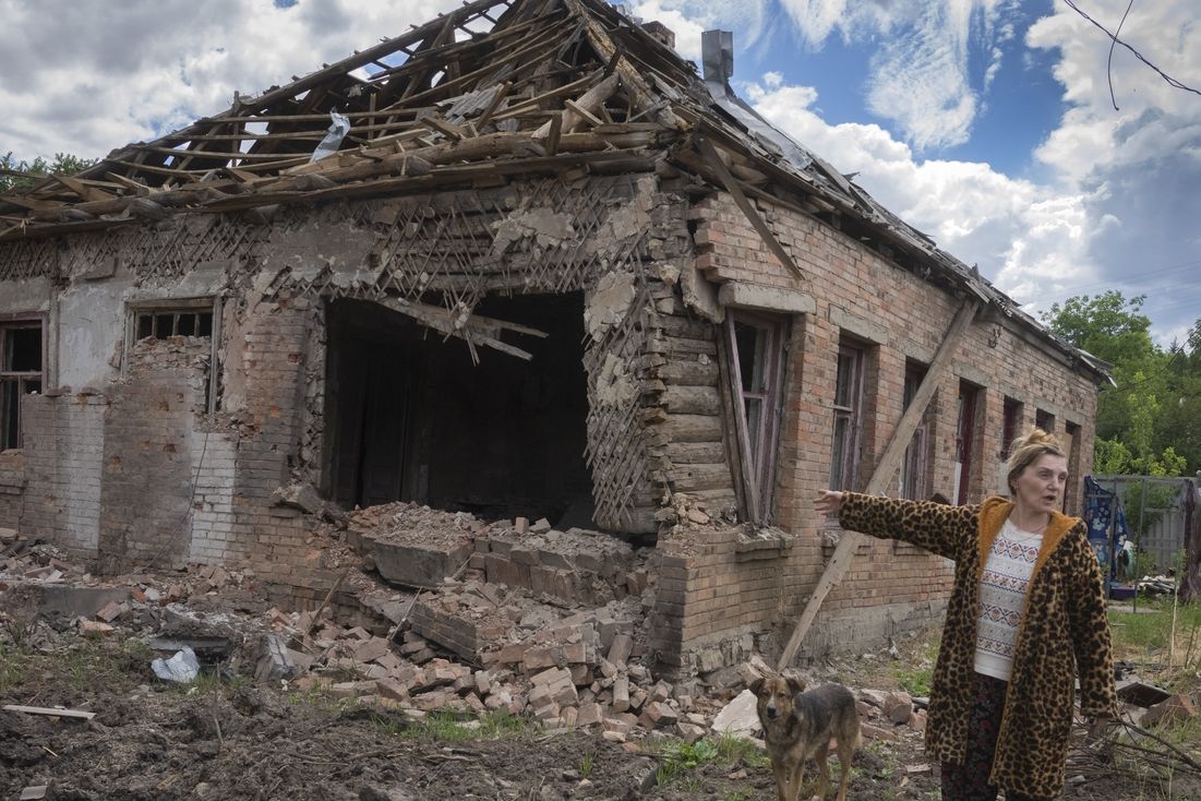 Местная жительница показывает руины своего дома после нападения российской армией на Бахмут Донецкой области.