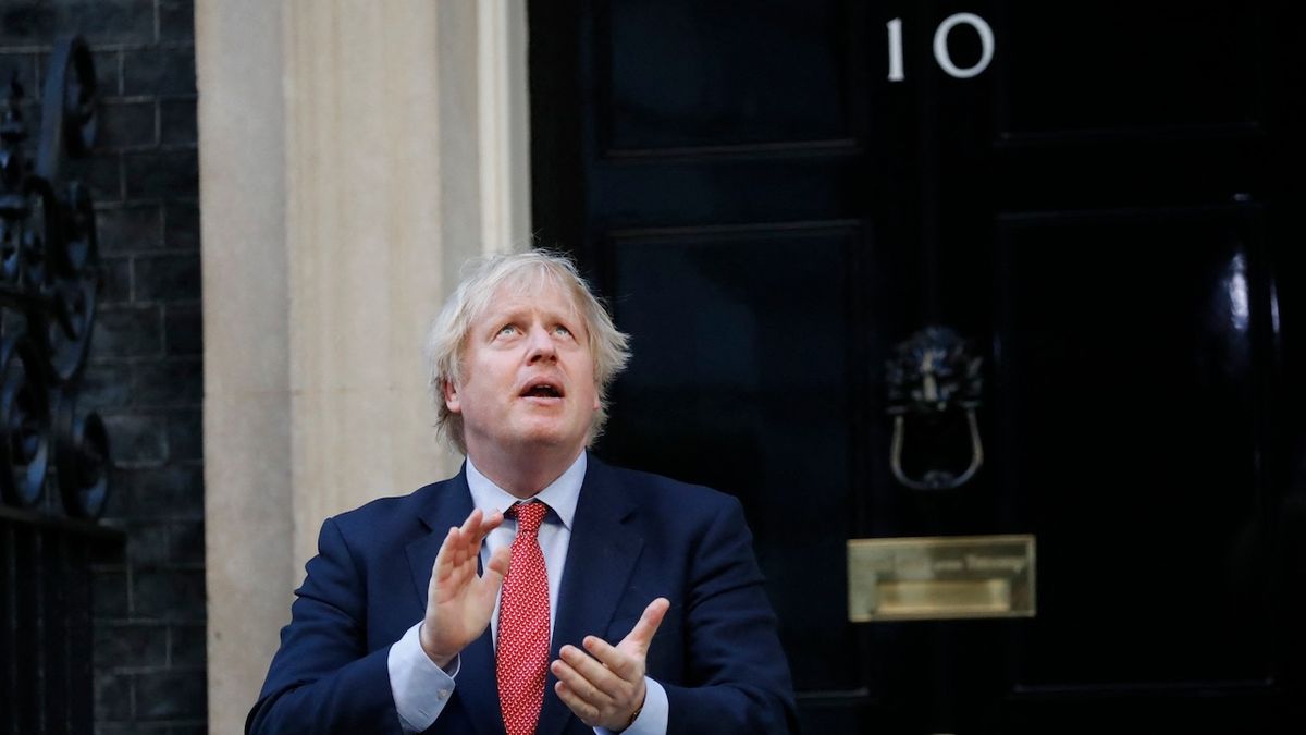 Boris Johnson ustál pokus o odvolání