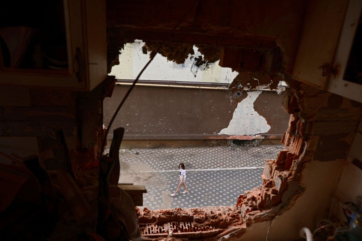 Вид из кухни обстрелянного дома в Ирпени