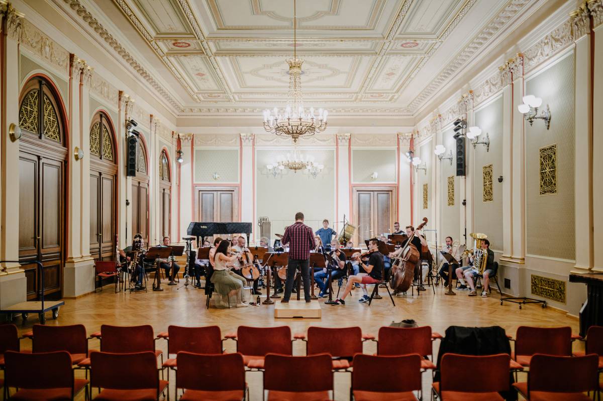 Hráči České filharmonie při zkoušce s dirigentem Marko Ivanovićem.