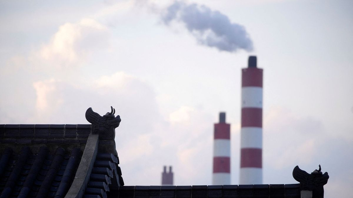 Cena emisních povolenek v EU vystoupila na rekord