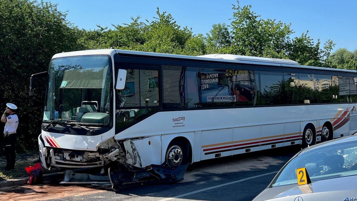 Nehoda autobusu a osobního vozidla v pražské části Hostivař