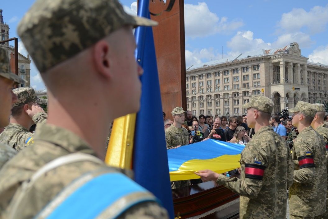 Украинские солдаты на последнем проводе погибшего сослуживца в Киеве.