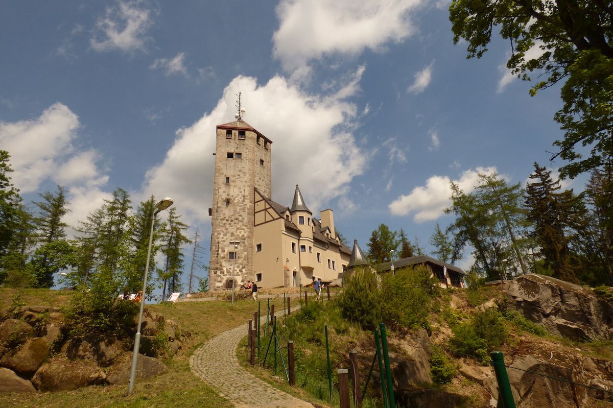 Liberecká Výšina. Rozhledna má dělat dojem středověkého hradu. 